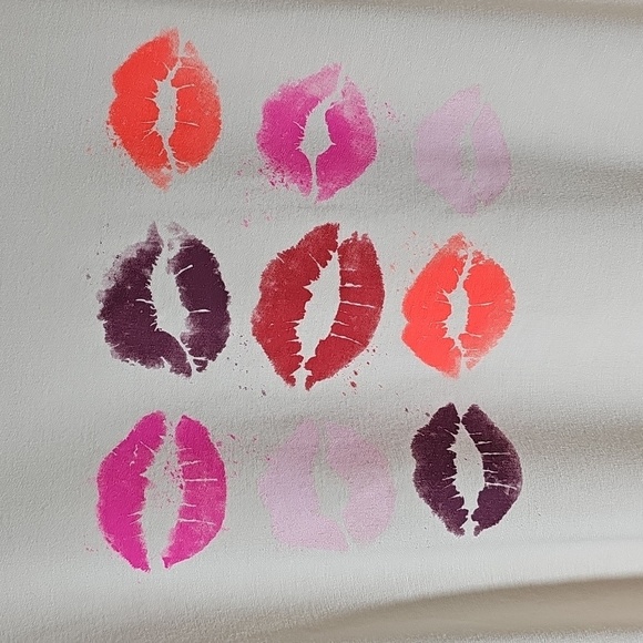 Crown‎ & Ivy Lip Print Cream Long Sleeve Top. Size XL. EXCELENT Condition - Picture 2 of 8